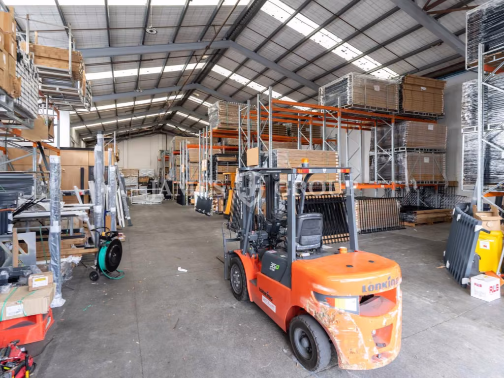 1,122m² Warehouse & Yard | Patiki Road