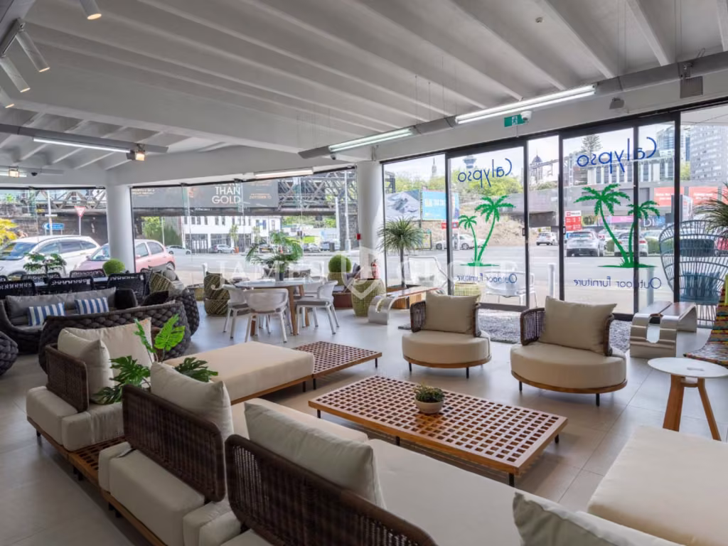 Turnkey Showroom With Unbeatable Visibility