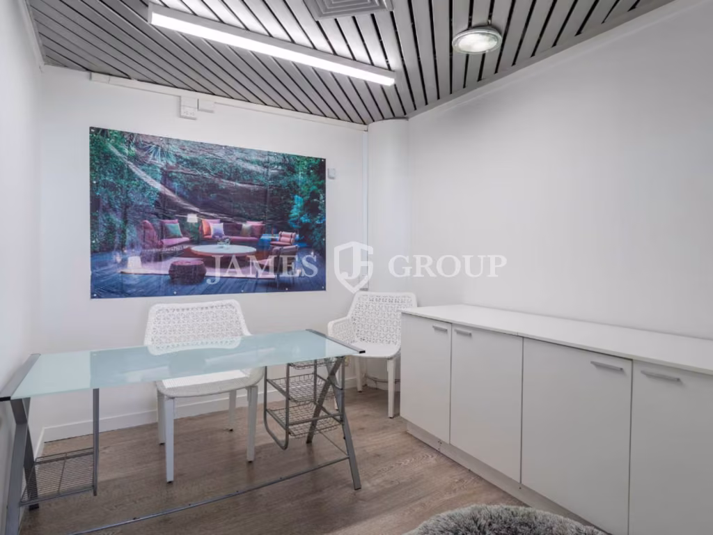 Turnkey Showroom With Unbeatable Visibility