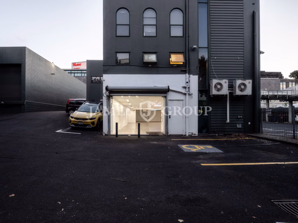 Versatile Open-plan Retail Space