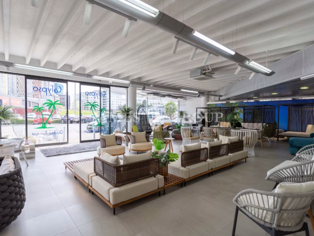 Turnkey Showroom With Unbeatable Visibility