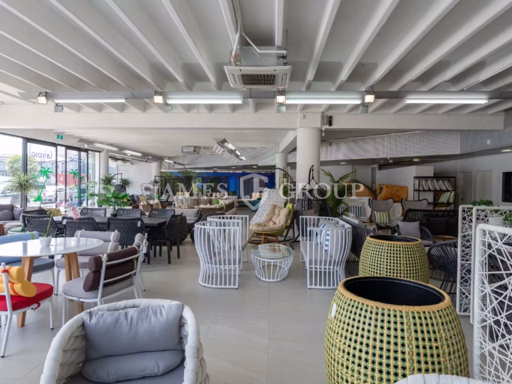 Turnkey Showroom With Unbeatable Visibility