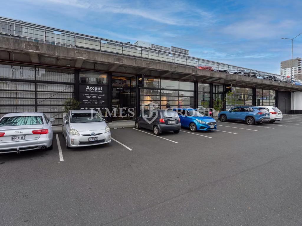 Large City Works Depot Office | 585m²