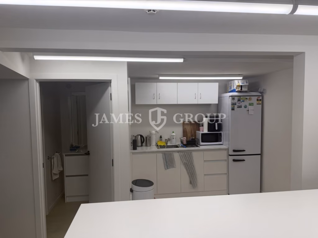 High-exposure Remuera Office