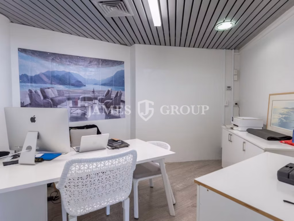 Turnkey Showroom With Unbeatable Visibility