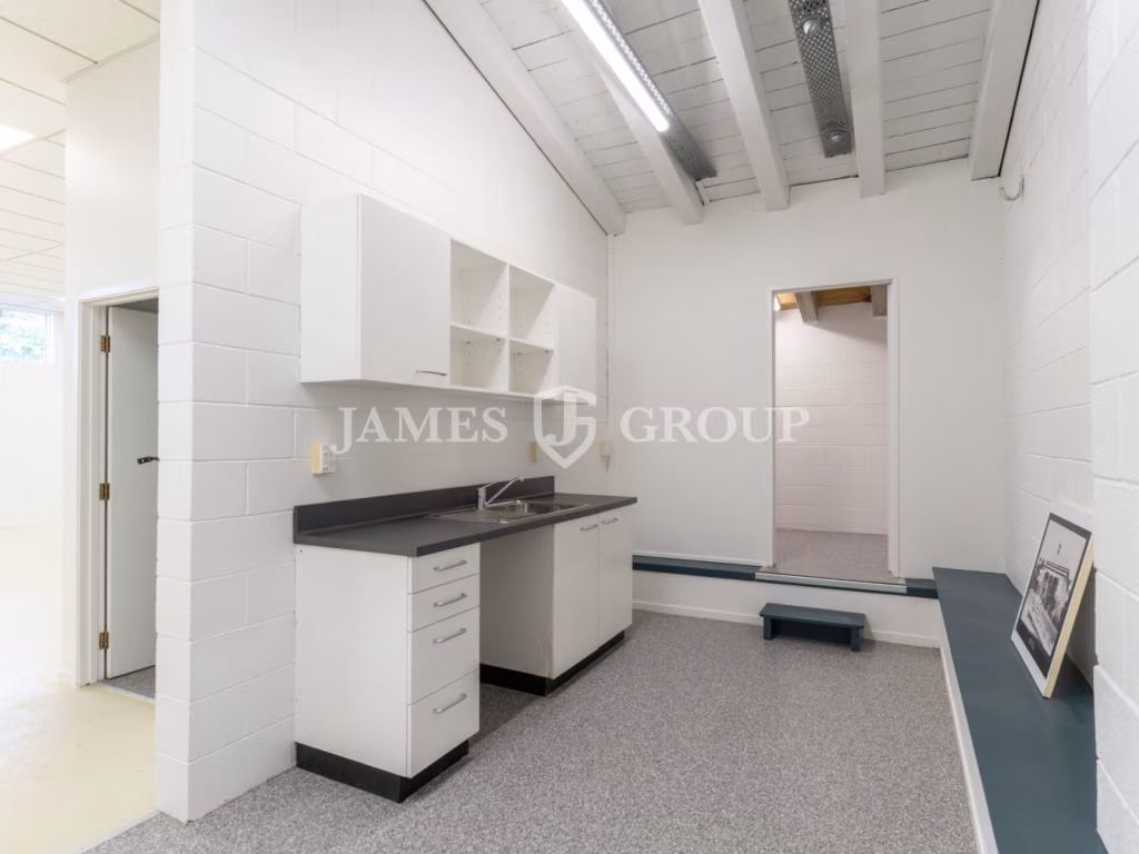 Three-phase 330m² Industrial Opportunity