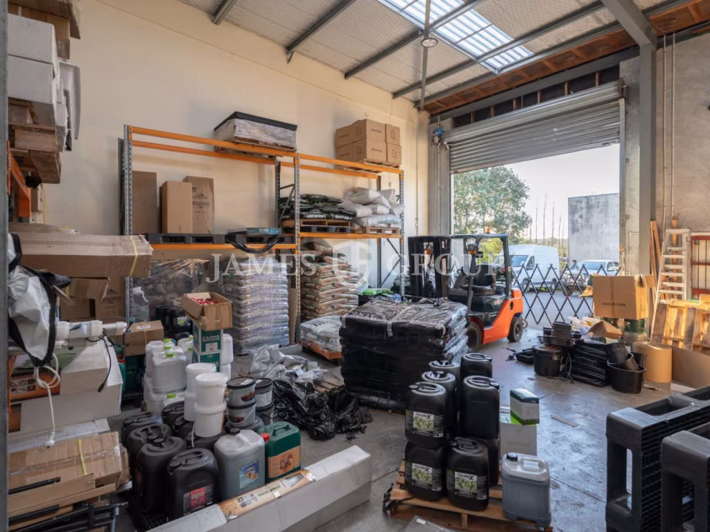 Central Park Drive –  Trade Retail Warehouse