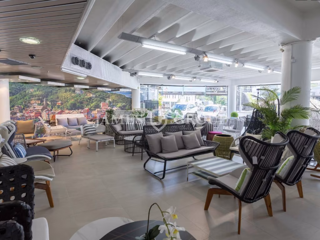 Turnkey Showroom With Unbeatable Visibility