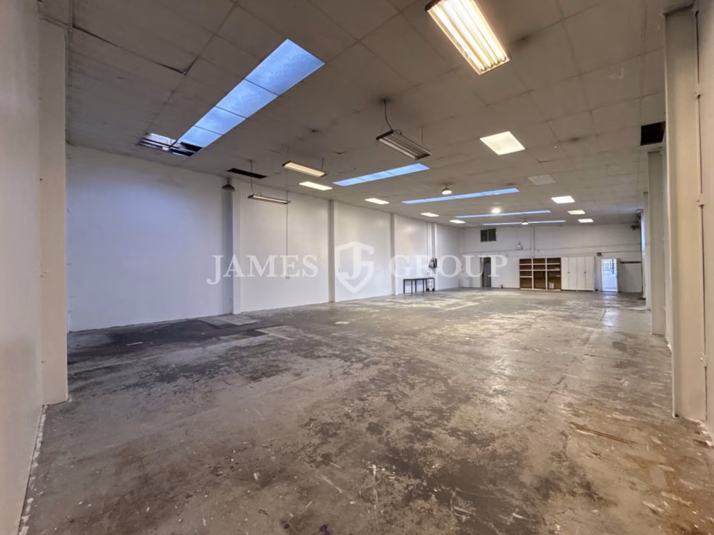 350m² Industrial Unit With 6 Car Parks