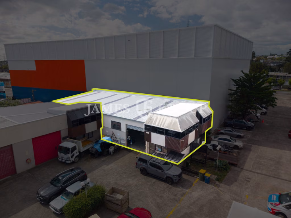 Industrial Unit With 6 Car Parks | 350m²