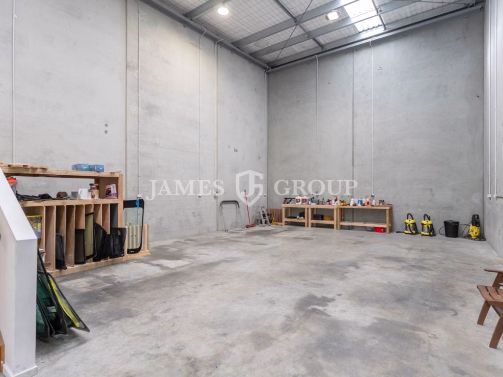 Secure Tilt-slab Industrial With Container Pad