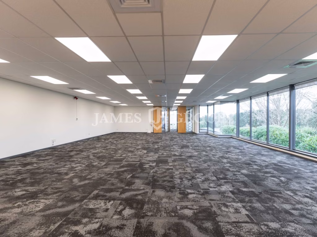 285.5m² Office | Excellent Airport Access