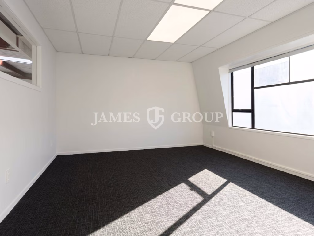Immaculate End Unit In Secure Complex