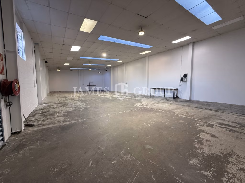 350m² Industrial Unit With 6 Car Parks