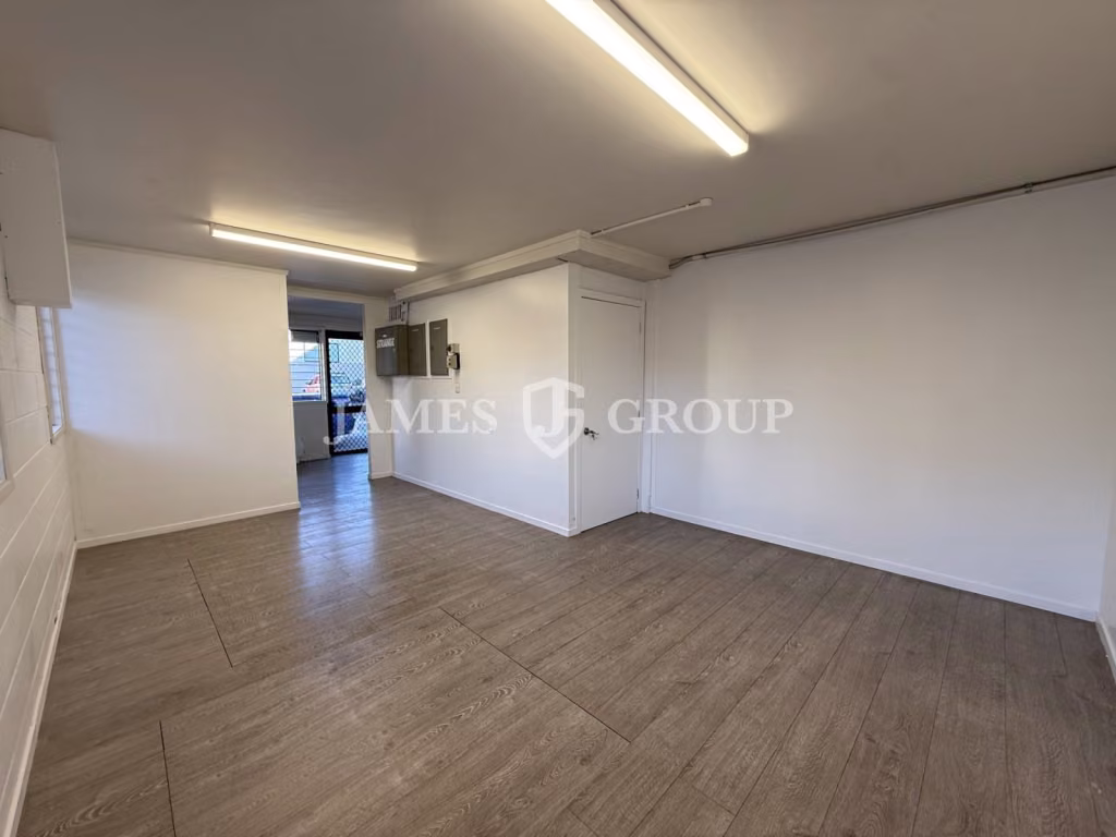 350m² Industrial Unit With 6 Car Parks