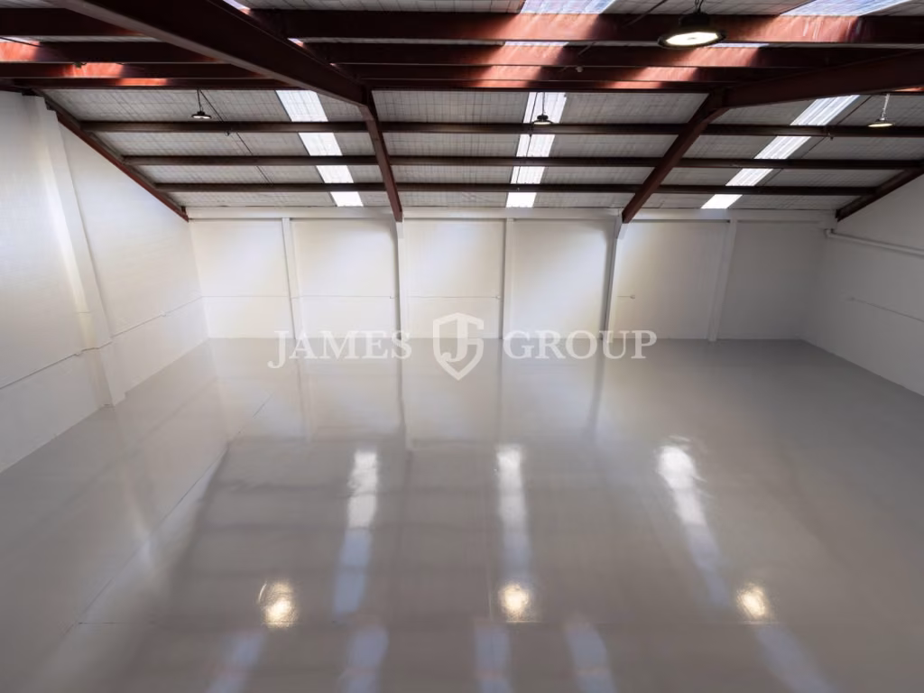 Immaculate End Unit In Secure Complex