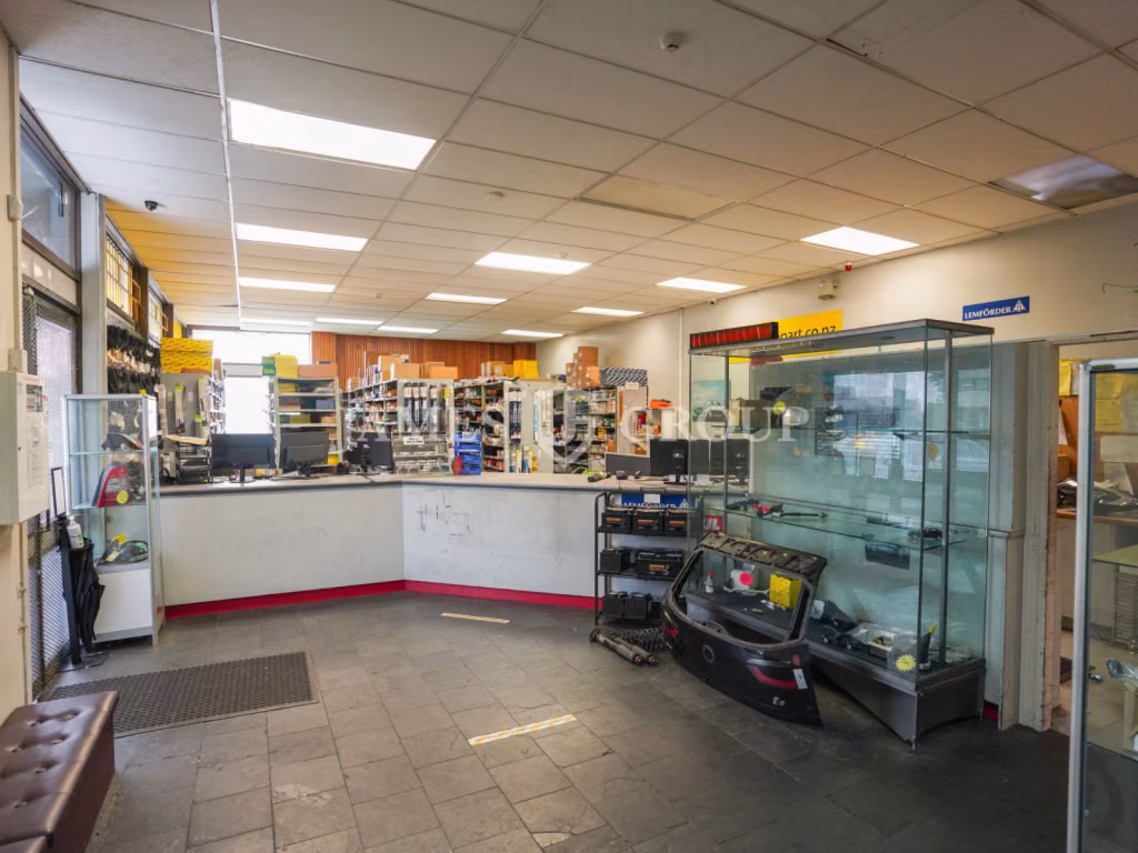 Unbeatable Location, Secure Yard, Landlord Fitout!