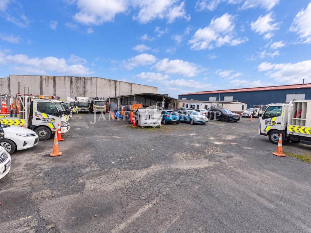 High-profile 2,450m² Yard – Minutes From Sh1