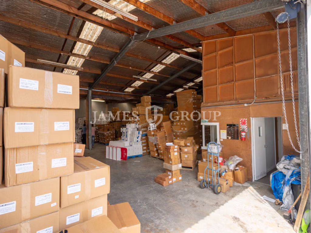 Functional Warehouse + Container-friendly Yard