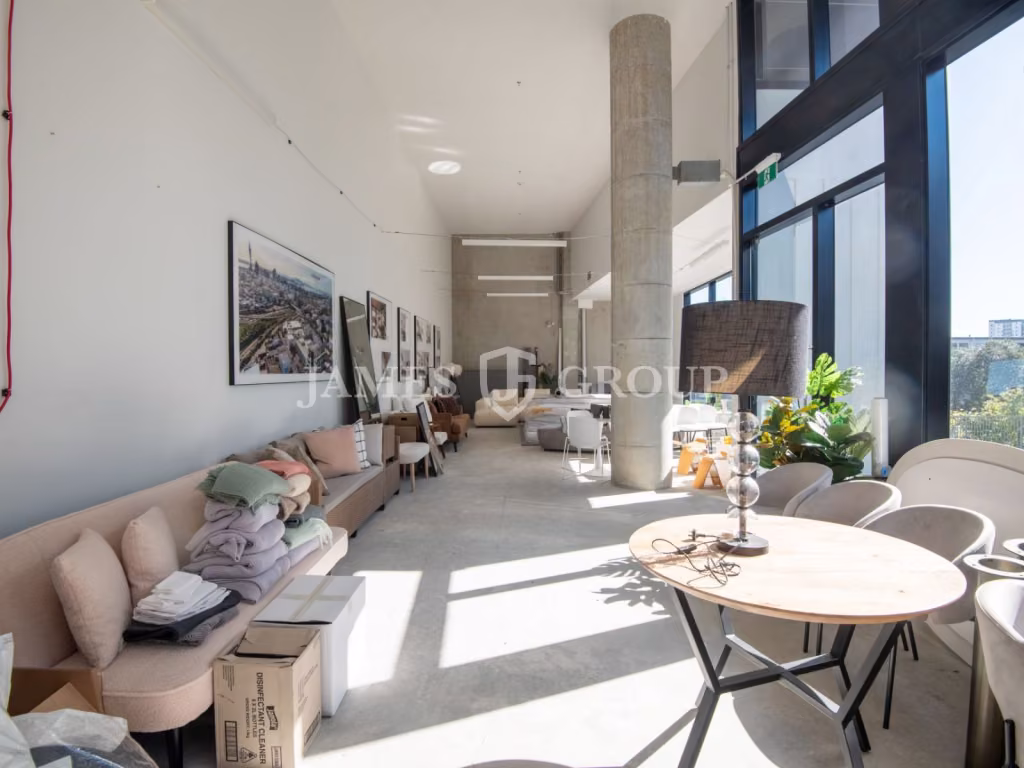 Stylish Ground Floor Space With High Ceilings