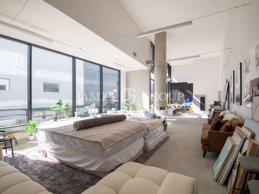 Stylish Ground Floor Space With High Ceilings