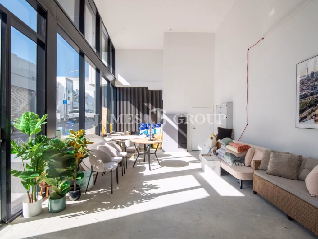 Stylish Ground Floor Space With High Ceilings