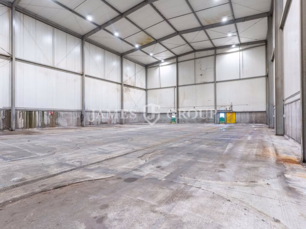 High-stud Warehouse With Extensive Secure Yard