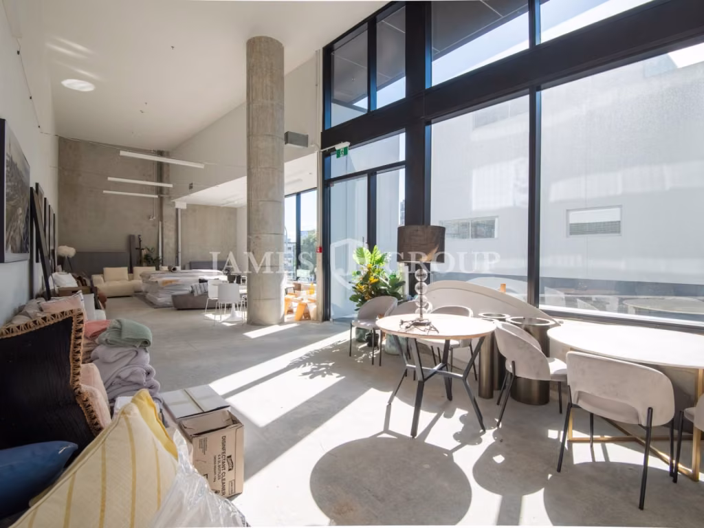 Stylish Ground Floor Space With High Ceilings