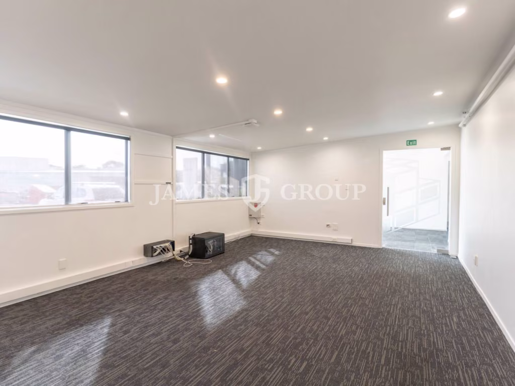 High-stud Warehouse With Extensive Secure Yard