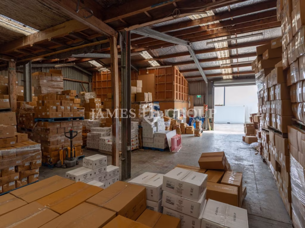 Functional Warehouse + Container-friendly Yard