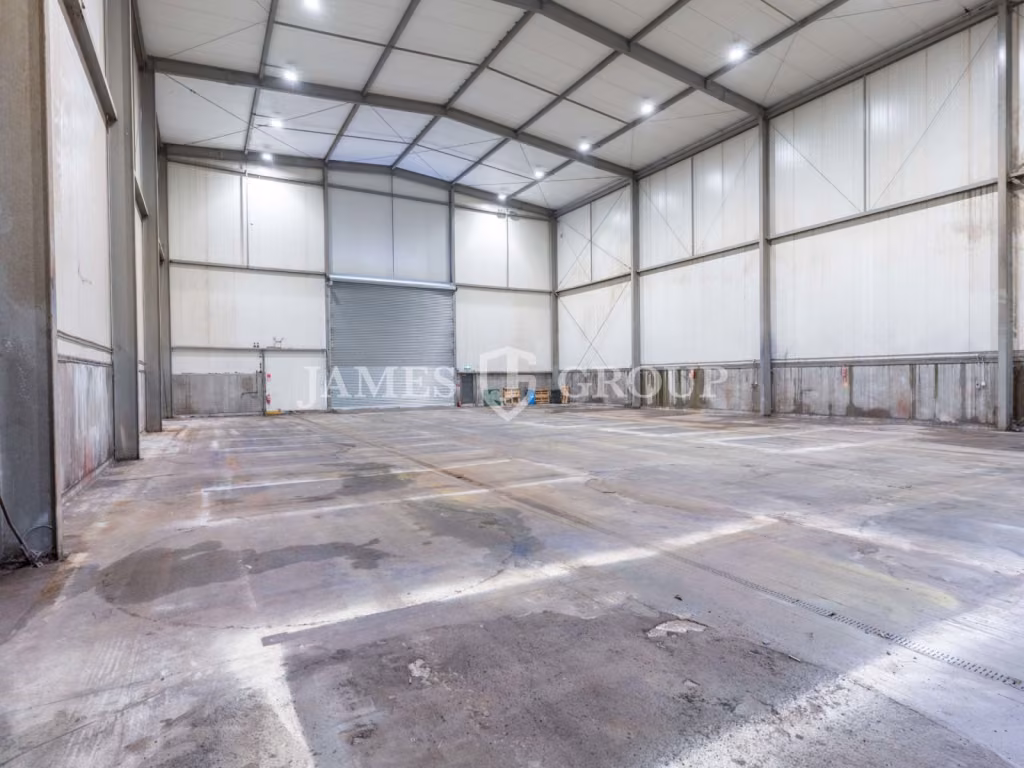 High-stud Warehouse With Extensive Secure Yard