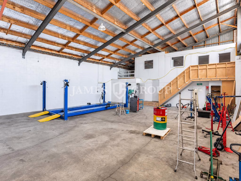 1,193m² Warehouse & Secure Yard | Saint Johns