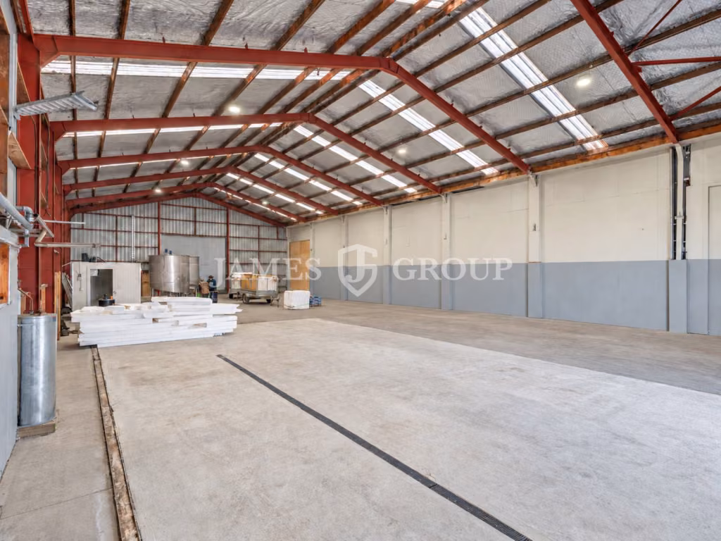 600m² High Stud With Yard / $96,000 + Gst