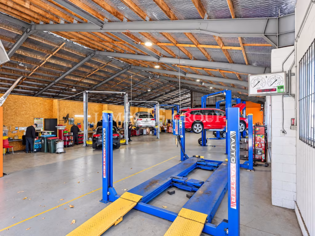 1,193m² Warehouse & Secure Yard | Saint Johns