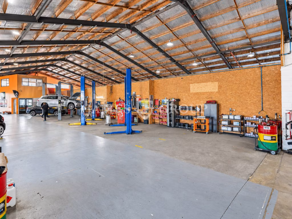 1,193m² Warehouse & Secure Yard | Saint Johns