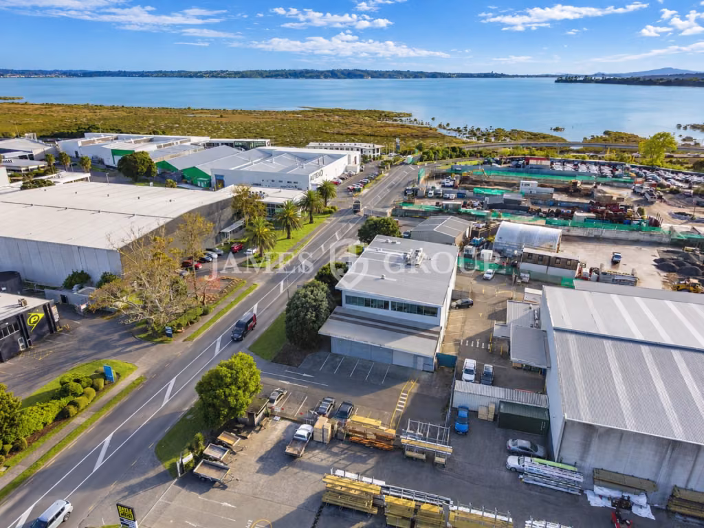 515m² Rosebank Road Warehouse | 150m From Motorway