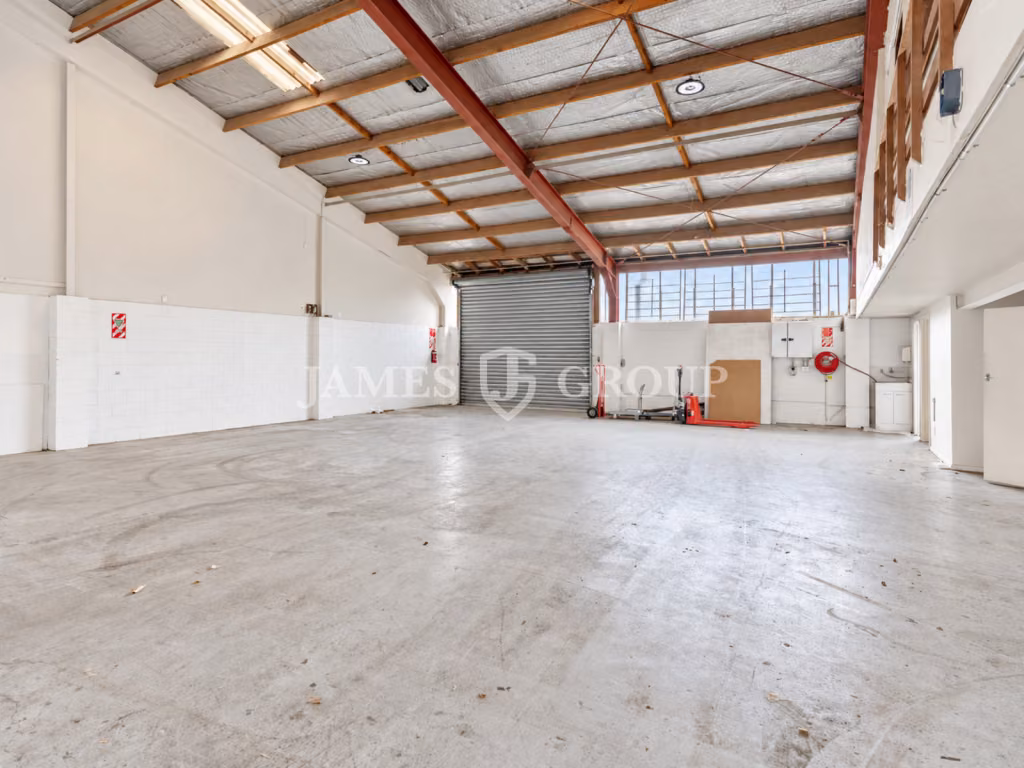 435m² Henderson Industrial | 100 Amp Power Supply
