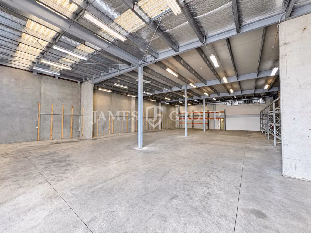 515m² Rosebank Road Warehouse | 150m From Motorway