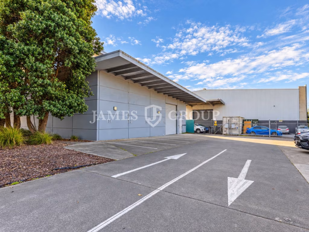 515m² Rosebank Road Warehouse | 150m From Motorway