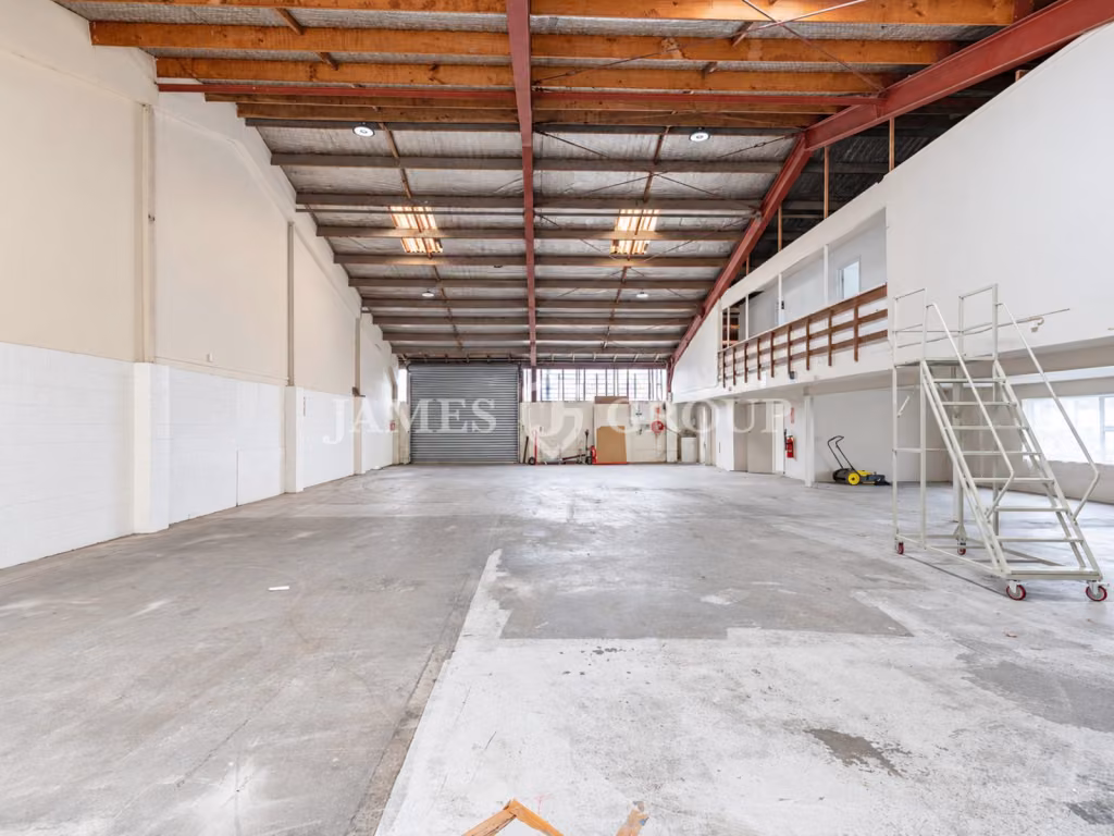 435m² Henderson Industrial | 100 Amp Power Supply